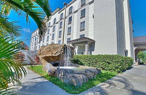 Orlando Hotel | Sunlit Orlando Hub Minutes from Airport w/Breakfast & Access to Pool | 3 Units