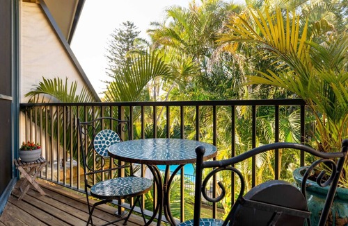 Mona Vale Apartment | Sunlit Studio mins from Beach w/t Secluded Pool.