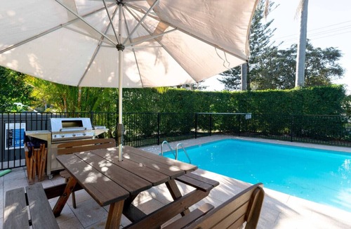 Mona Vale Apartment | Sunlit Studio mins from Beach w/t Secluded Pool.