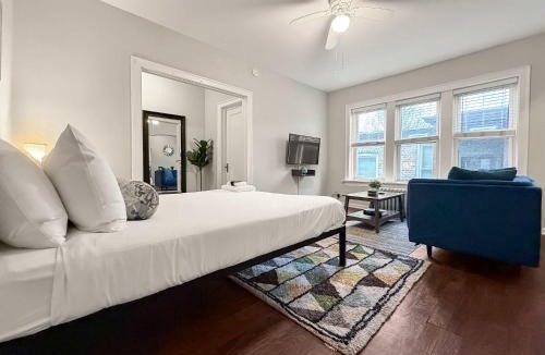 Rogers Park Apartment | Sunlit Studio with City Charm - Lunt studio rep