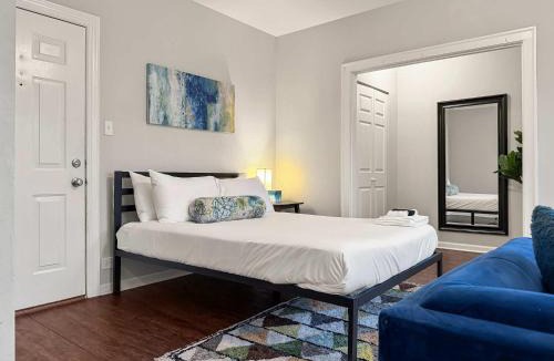 Rogers Park Apartment | Sunlit Studio with City Charm - Lunt studio rep