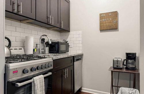 Rogers Park Apartment | Sunlit Studio with City Charm - Lunt studio rep