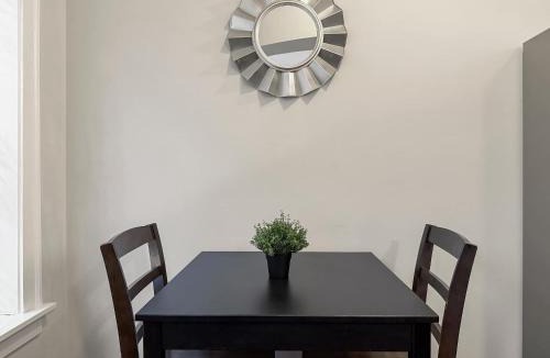 Rogers Park Apartment | Sunlit Studio with City Charm - Lunt studio rep