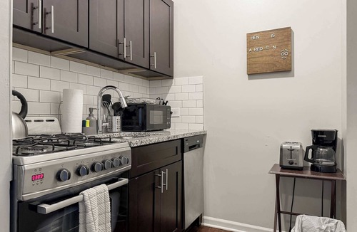 Rogers Park Apartment | Sunlit Studio with City Charm