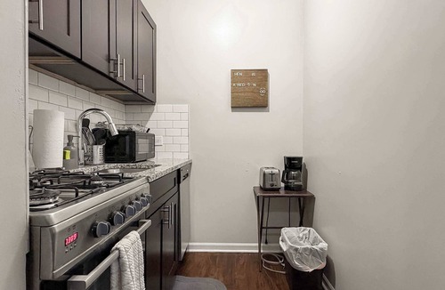 Rogers Park Apartment | Sunlit Studio with City Charm