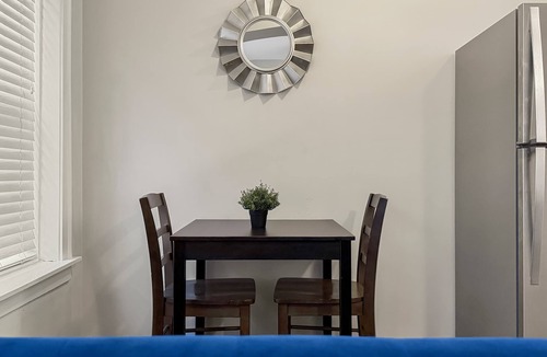 Rogers Park Apartment | Sunlit Studio with City Charm