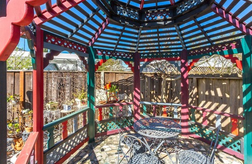 Downtown Apartment | Sunlit Victorian Downtown Campbell King Bed Pet-Friendly!