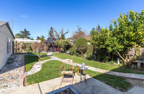 Downtown Apartment | Sunlit Victorian Downtown Campbell King Bed Pet-Friendly!