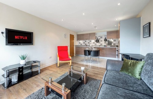 Park Royal Apartment | Sunning 2 bed 2 Bath Flat with Balcony