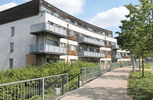 Park Royal Apartment | Sunning 2 bed 2 Bath Flat with Balcony