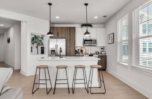 Ruskin Apartment | Sunny 2-Bed Oasis: Pool & Gym in Apollo Beach