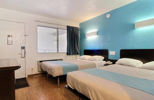 Carlsbad Hotel | Sunny 2-bed Room|Pool|Free Wifi