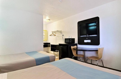 Carlsbad Hotel | Sunny 2-bed Room|Pool|Free Wifi