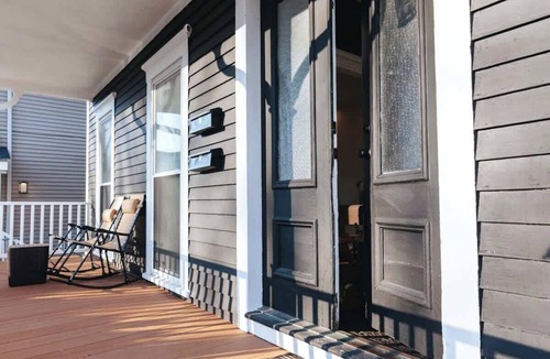 Off Broadway Apartment | Sunny 2BR/1BA with Front Porch & Parking