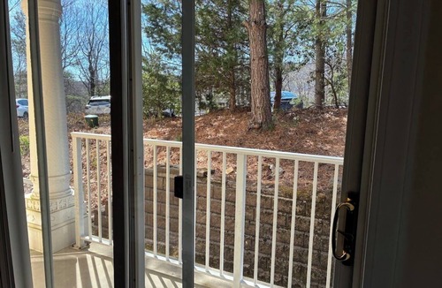 Boone Condo | Sunny 2BR Condo in Gated Community for 2 months - Pets OK
