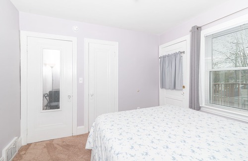 Allmendinger Heights Apartment | Sunny, 2Br flat, minutes from Big House