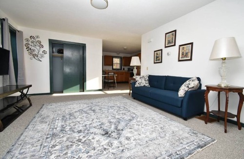 Milton Apartment | Sunny 3 Bedroom Duplex.