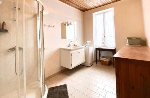 Moulins Engilbert Apartment | Sunny 3BR Apt