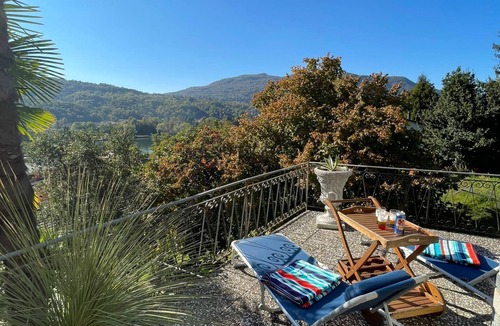 Caslano Apartment | Sunny 4-room apartment with large palm terrace. Lake view