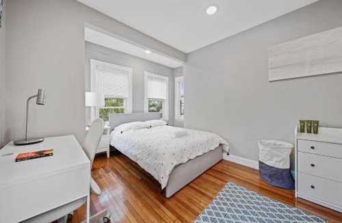 Winter Hill Apartment | Sunny 4bd 2bth Apt In Somerville