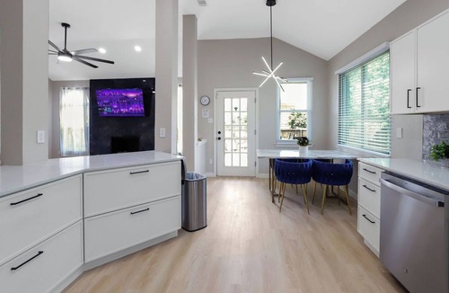 Allen House | Sunny Allen Stay 4BR/2BA Sparkling Pool + Grill