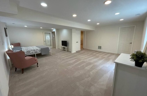 Herndon House | Sunny and Cozy 12 sf basement