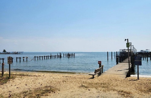 Arundel on the Bay House | Sunny and spacious water view/access home in Annapolis.