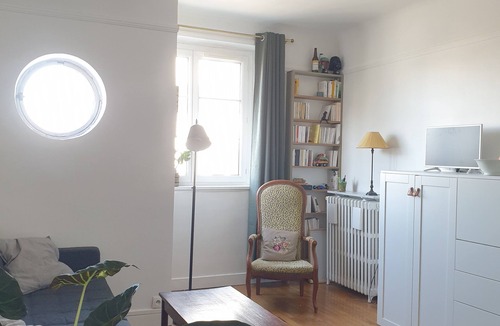 Epinettes Apartment | Sunny and tastefully decorated studio flat