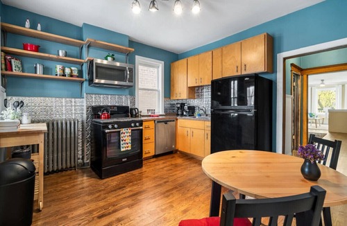 Edgewater Apartment | Sunny Andersonville Retreat - 2BD-1BTH + Office