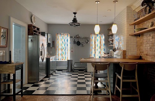 Dudley - Brunswick King Apartment | Sunny Artist Loft