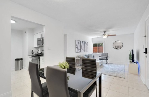 SoHo Apartment | Sunny Bayshore Retreat | Pool + Gym & Parking