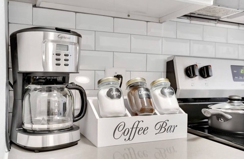 SoHo Apartment | Sunny Bayshore Retreat | Pool + Gym & Parking