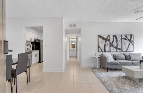 SoHo Apartment | Sunny Bayshore Retreat | Pool + Gym & Parking