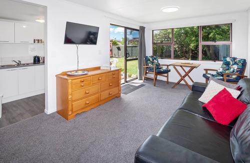 Papamoa Beach House | Sunny Beach Bach with peaceful backyard