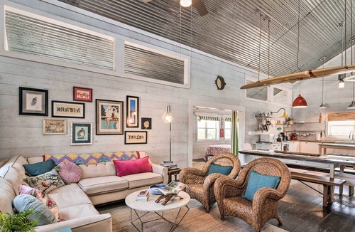 Crystal Beach Cottage | Sunny Bolivar Stilted Cottage: Walk to Beach!