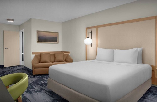 Braden River Hotel | Sunny Bradenton King Studio, Breakfast, Pool & Gym