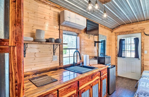 Negreet Cabin | Sunny 'Catfish Cabin' w/Views of Toledo Bend