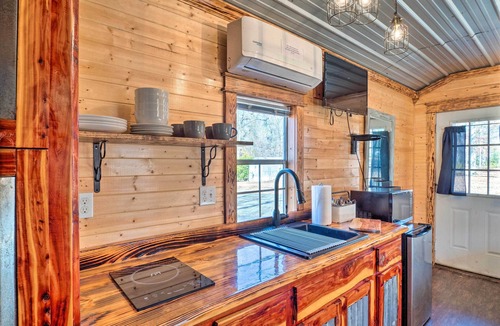 Negreet Cabin | Sunny 'Catfish Cabin' w/Views of Toledo Bend
