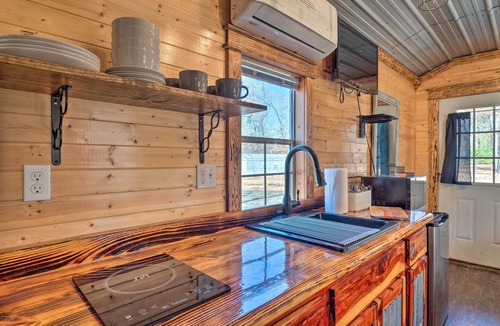 Negreet Cabin | Sunny 'Catfish Cabin' w/Views of Toledo Bend
