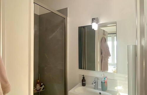 Arsenal Apartment | Sunny, central and fully equipped apartment with water-cooled air conditioning!
