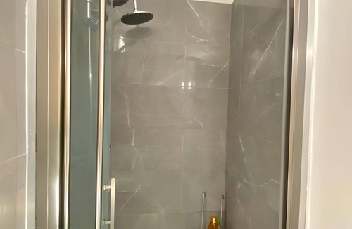 Arsenal Apartment | Sunny, central and fully equipped apartment with water-cooled air conditioning!