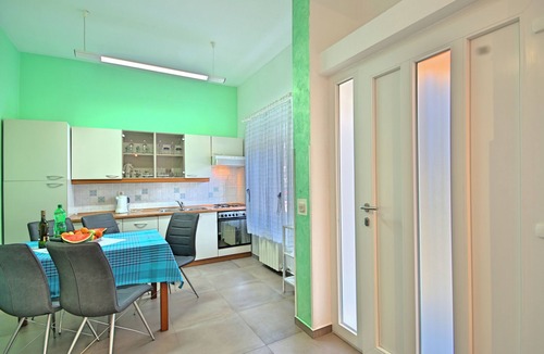 Murine Apartment | Sunny coastal escape with shared garden