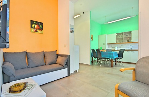 Murine Apartment | Sunny coastal escape with shared garden