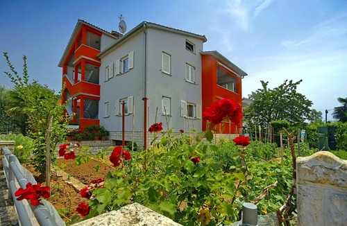 Murine Apartment | Sunny coastal escape with shared garden