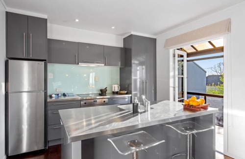 St. Heliers Apartment | Sunny Coastal Townhouse