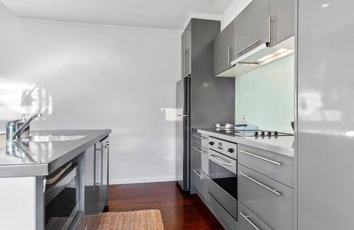 St. Heliers Apartment | Sunny Coastal Townhouse