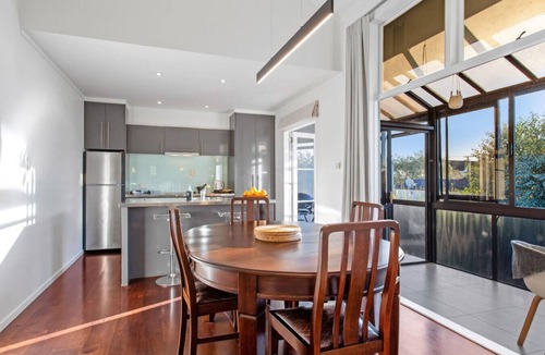 St. Heliers Apartment | Sunny Coastal Townhouse