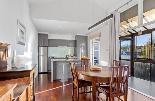 St. Heliers Apartment | Sunny Coastal Townhouse