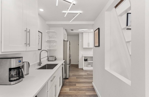 Aspen House | Sunny corner home w/spa & yard. Walk everywhere!