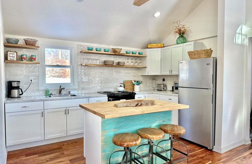 Oskaloosa House | Sunny Cottage: Fire pit, close to biking & walking trails and historic downtown.